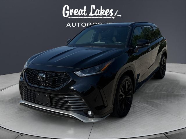 2025 Toyota Highlander XSE in Midnight Black Metallic — front three-quarter view